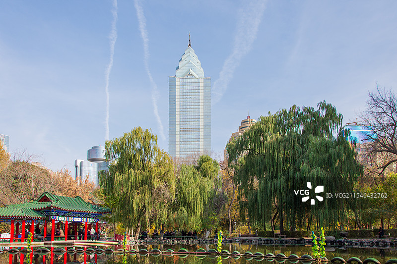 乌鲁木齐人民公园秋景，可见地标建筑中天广场图片素材