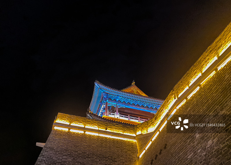 中国非都市风光拍摄主题，中国古代建筑城墙拍摄主题，低视角仰拍城墙上的角楼，户外夜晚无人图像摄影图片素材