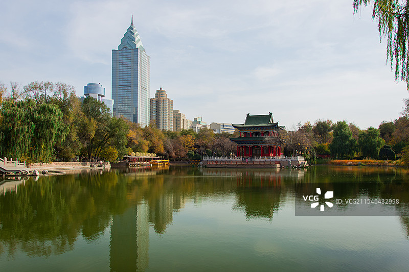 乌鲁木齐人民公园秋景，古今同框（中天广场）图片素材