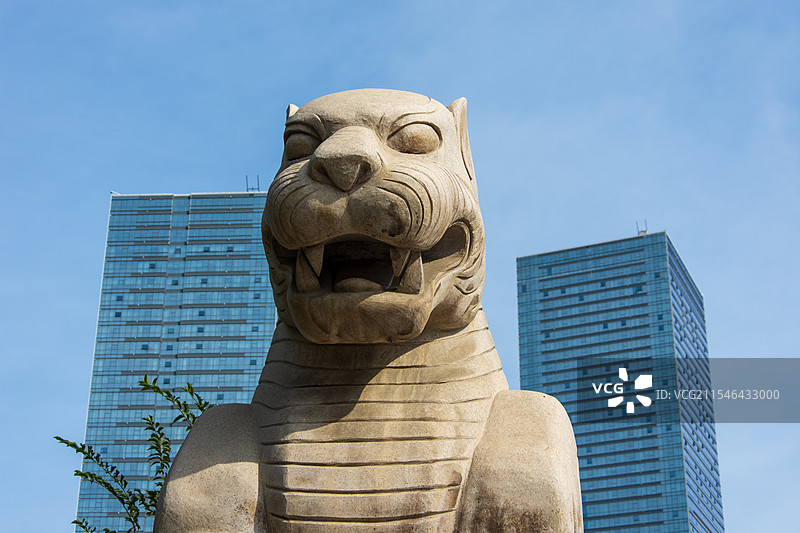 乌鲁木齐西大桥的狮虎兽（石雕）图片素材