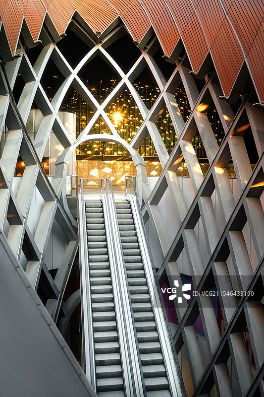 杭州奥体中心阳光下的电梯图片素材