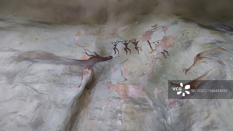 山洞里的古老的岩画特写图片素材