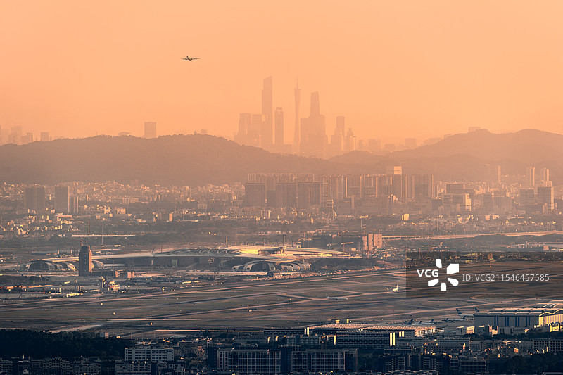 广州白云国际机场起飞的飞机越过广州地标建筑图片素材