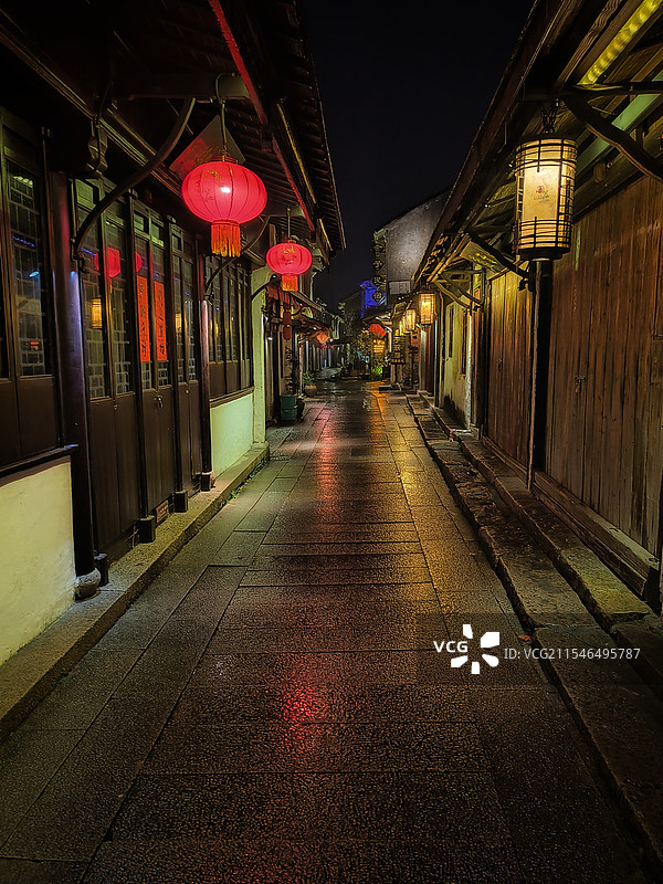 夜晚的江苏省苏州市昆山江南水乡古镇周庄的街道图片素材