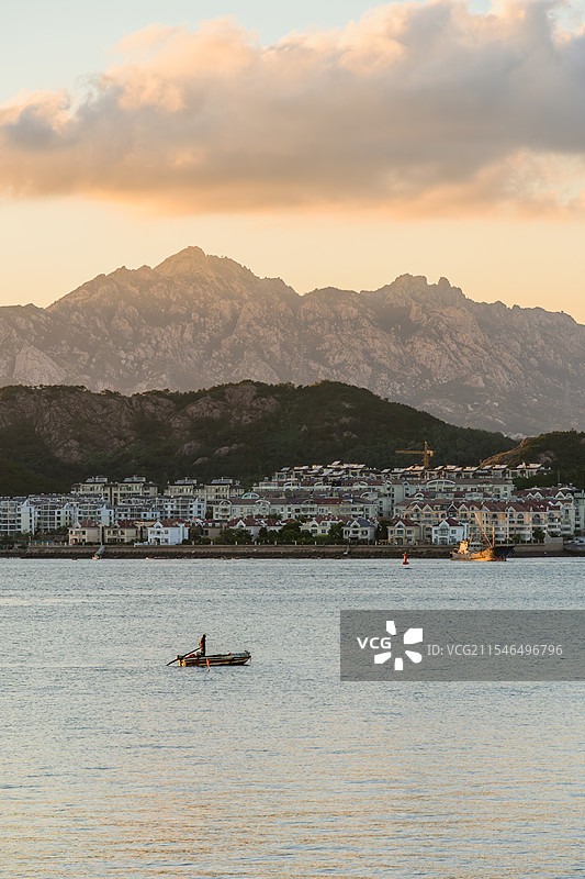 出海的渔船与远方的城市图片素材