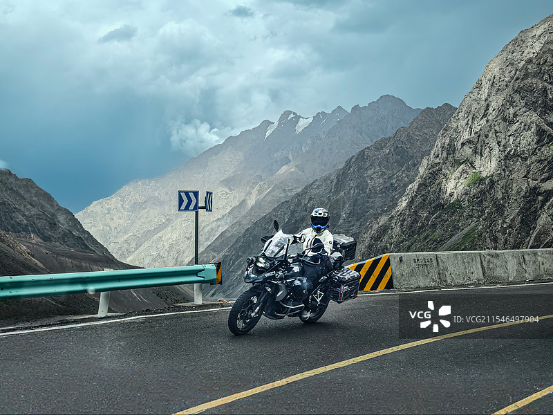 独库公路上的摩托车骑手图片素材