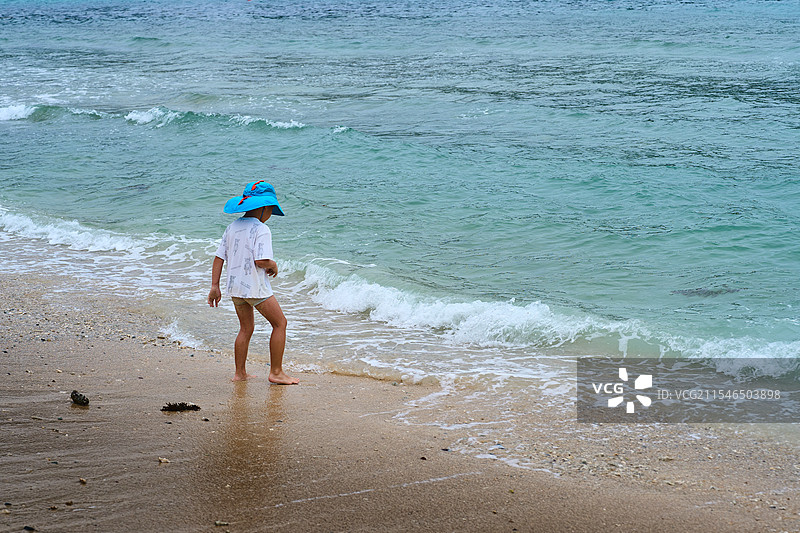 儿童在沙滩海边戏水图片素材