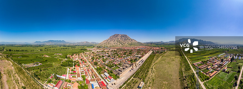 城镇 山景 依山而建 自然景观 全景 航拍 蓝天 绿树 建筑 村庄 山区 山地 田园 风光 秀丽 开图片素材