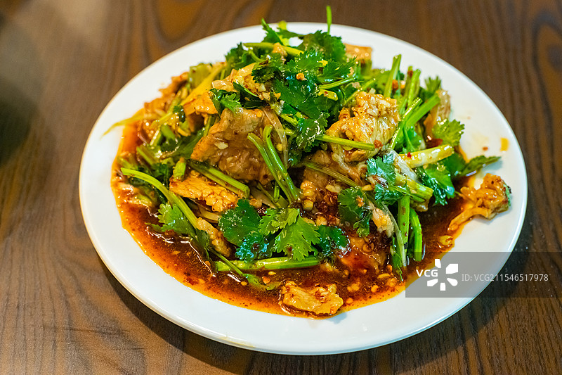 中国餐饮行业饮食产业，传统经典中国食品，一盘子切片的香辣凉拌卤味牛肉，室内无人图像图片素材