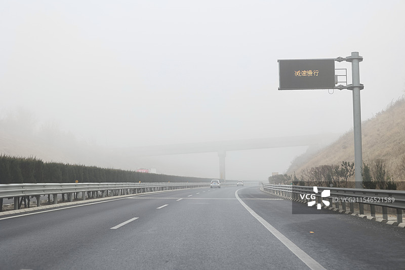 春节期间山东高速大雾路况减速慢行图片素材