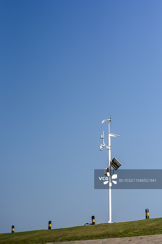 堤坝上竖立的小风车柱子图片素材