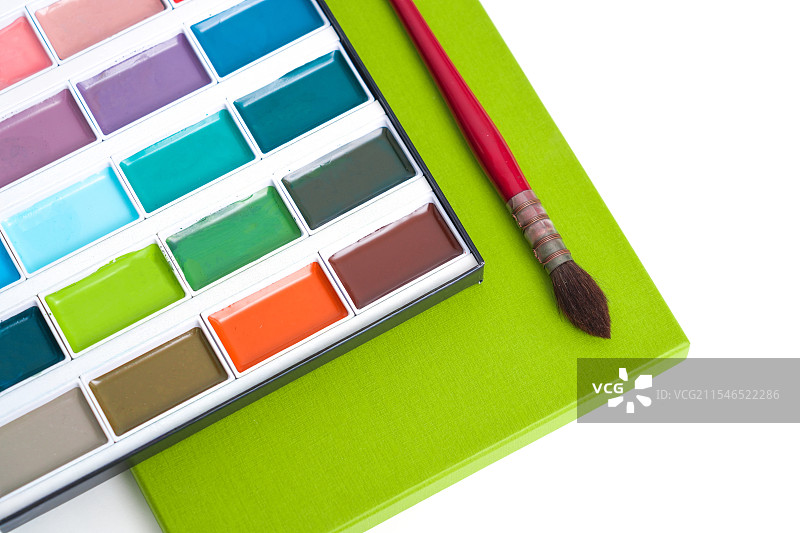 一只红色的毛笔和一盒多彩的色块图片素材