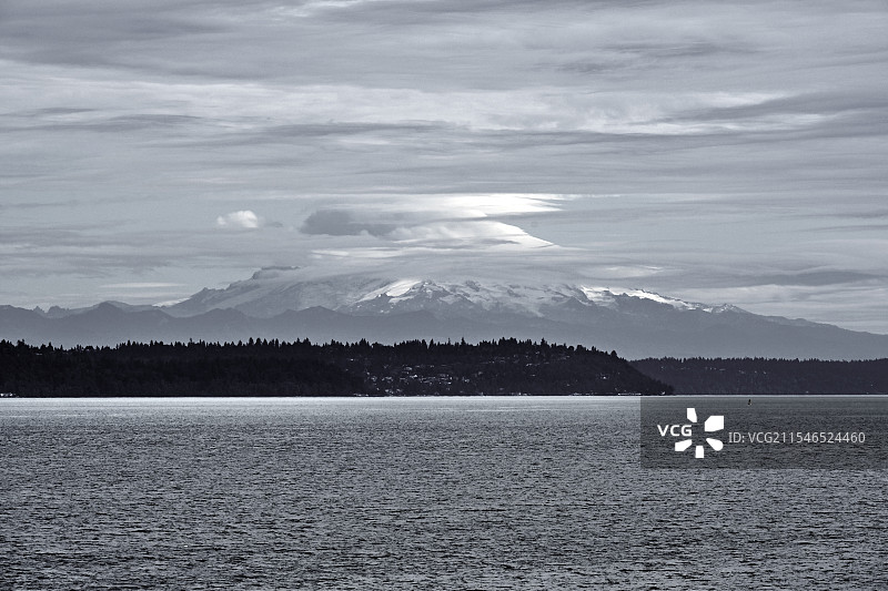 远眺雷尼尔雪山图片素材