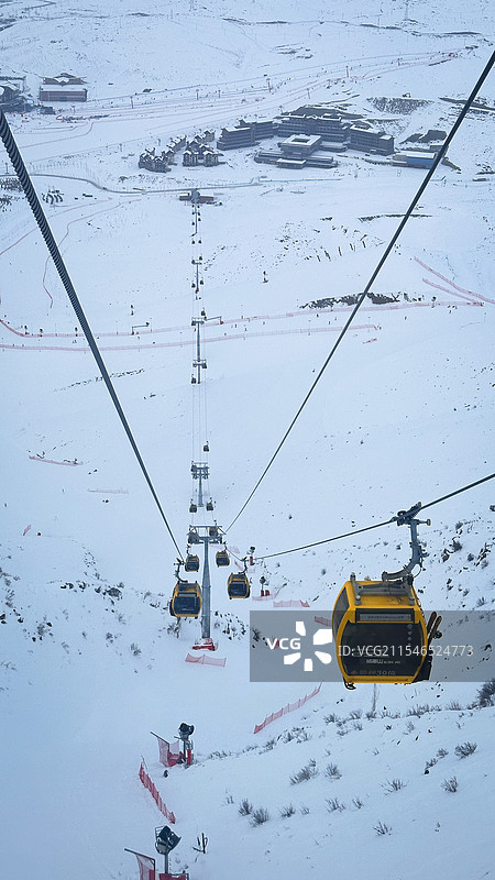 将军山滑雪场上上下下的缆车图片素材