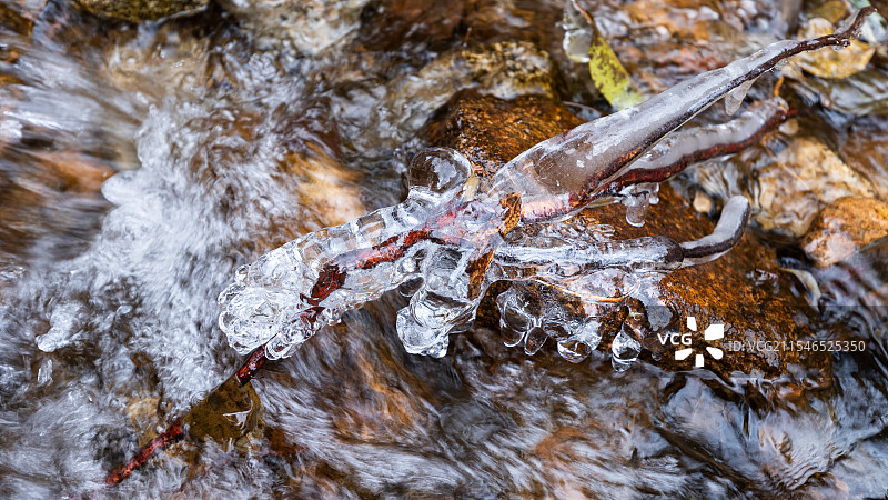 自然界溪流上的冰图片素材