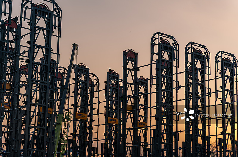 户外的钢铁建筑图片素材