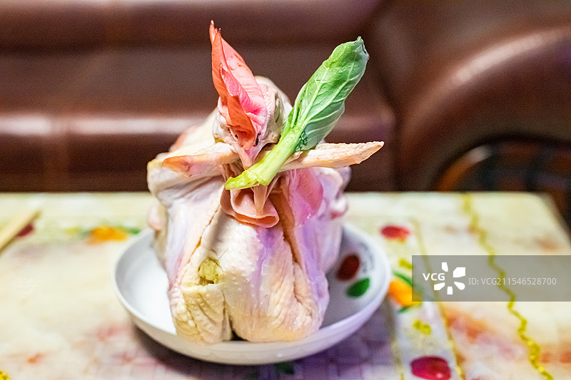 中国传统农业文化祭祀拍摄主题，桌子上盘子里的猪肉方子和绿色油菜配菜，室内无人图像摄影图片素材