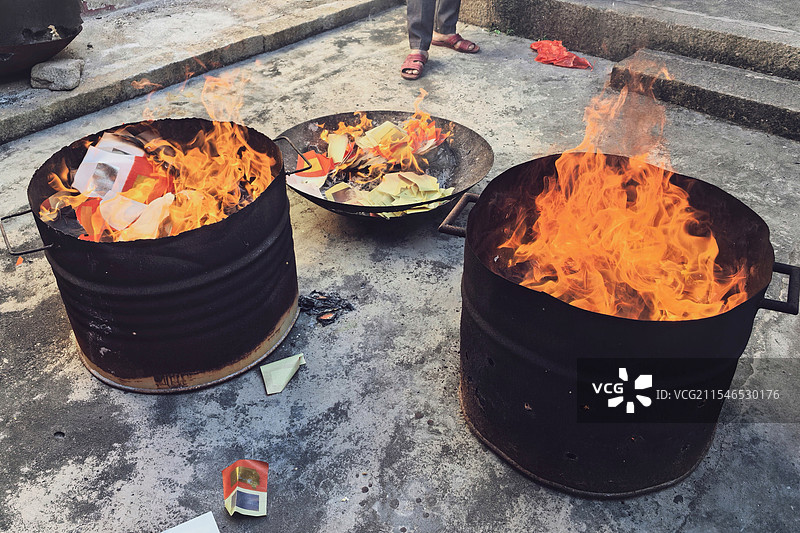 烧纸钱图片素材