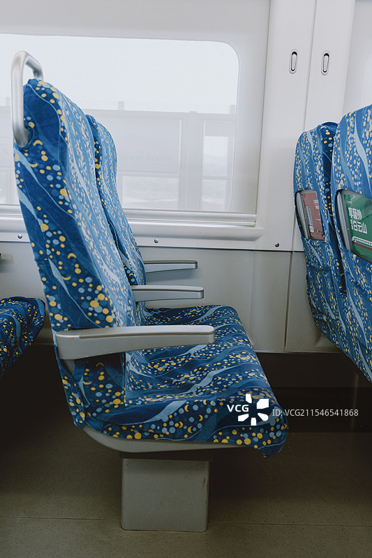 亚洲中国的高速动车上的双人位蓝色靠窗座椅图片素材