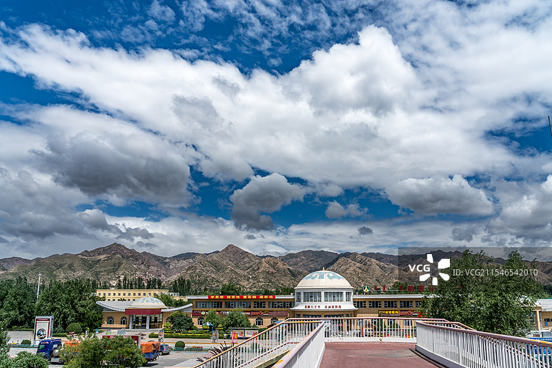 蓝天白云下内蒙古高速服务区图片素材