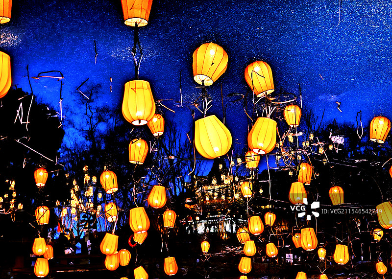 泰州老街灯会倒影灯图片素材