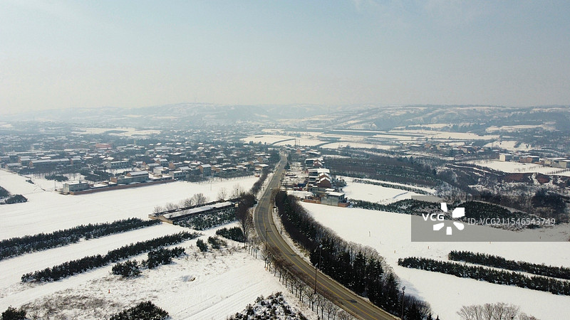 航拍视角下的秦岭山村雪景图片素材