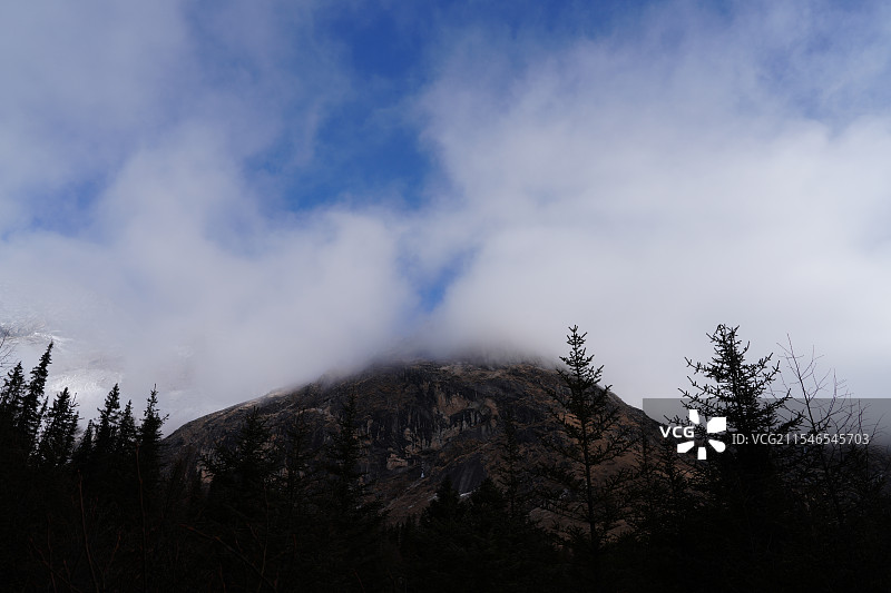 川西双桥沟早上8点雪山的美景图片素材