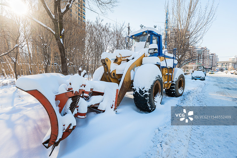 2025年1月29日，沈阳大雪暴雪后的城市，街道，扫雪车辆，被大雪覆盖，路面，雪后图片素材