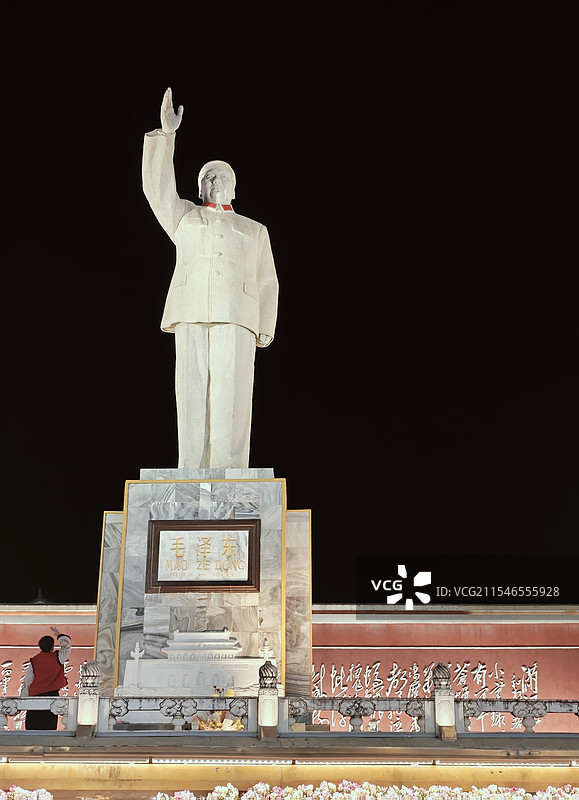 丽江红太阳广场小朋友致敬毛主席像图片素材