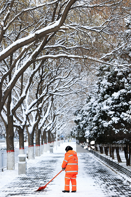 铲雪的环卫工人图片素材
