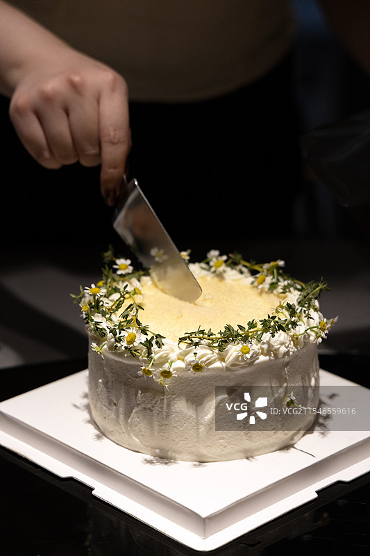 手切生日蛋糕的特写图片素材