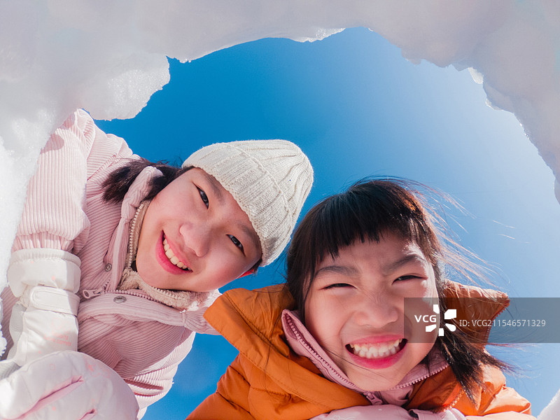 冬季，姐妹，儿童，冬季运动，滑雪橇，凝视，低角度图片素材