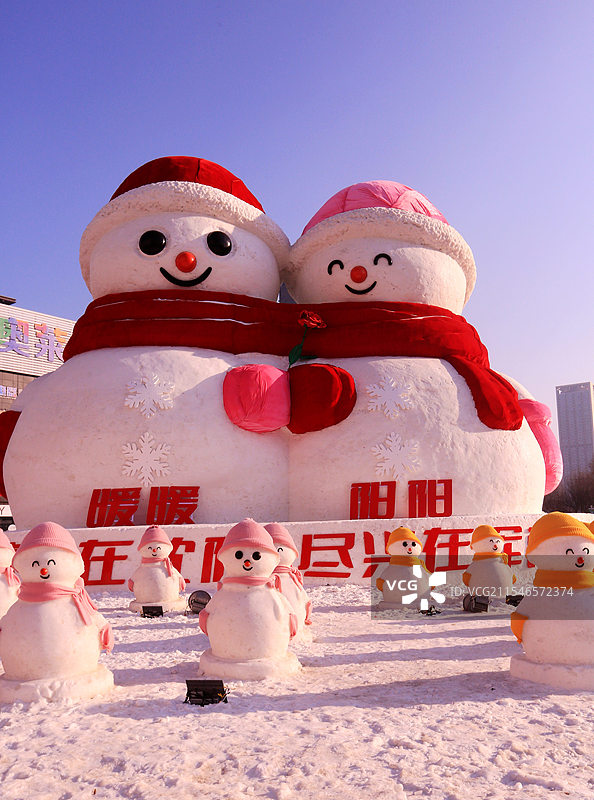 沈阳市浑南区盛京大奥莱门前广场的高大的雪人，名字分别为“暖暖”和“阳阳”一个雪人高20.24米图片素材