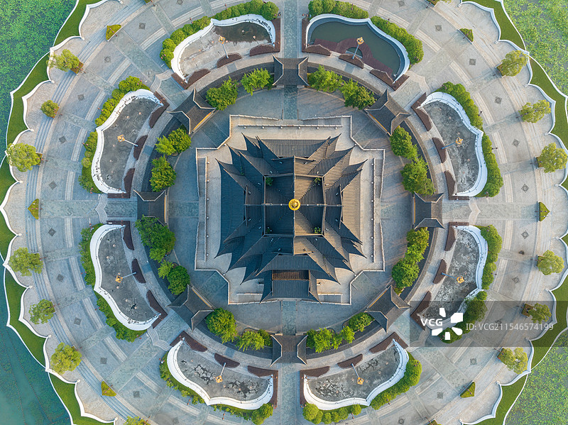 圆形广场中央的传统建筑庄重典雅，周围绿意盎然，宁静和谐的空间美感令人心旷神怡。图片素材
