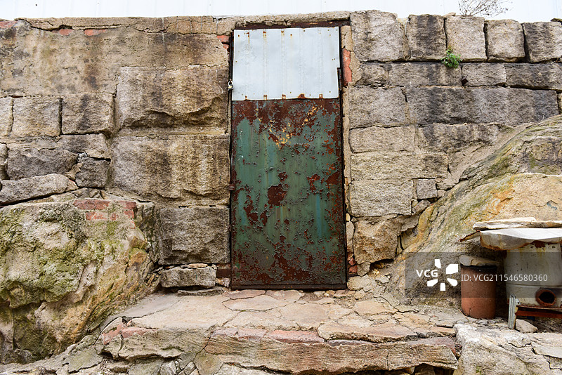 斑驳的铁门图片素材