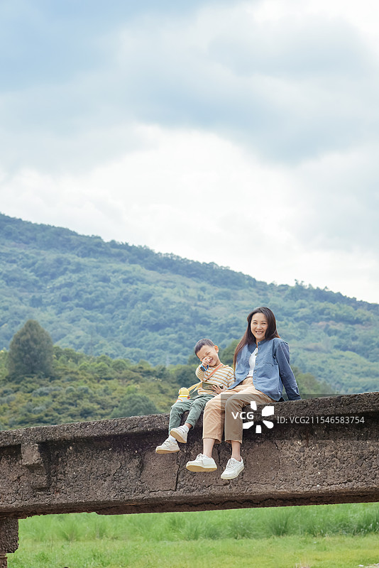 中国母子在浙江省宁波市奉化区亭下湖库区岙底村断桥上游玩图片素材