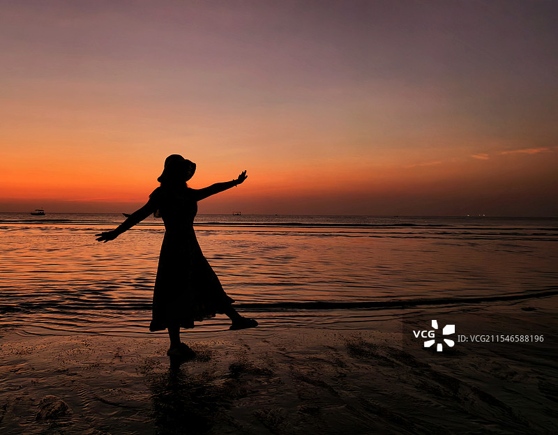 日暮海滨的独舞图片素材