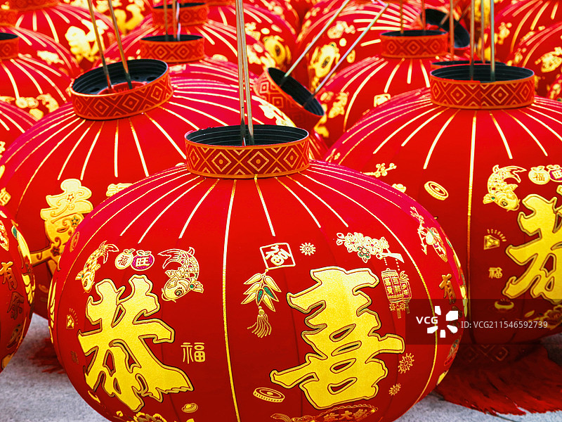 贵阳花果园双子塔春节前挂灯笼图片素材