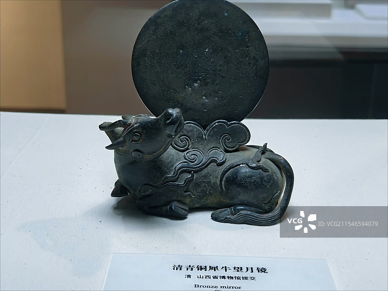 犀牛望月图片素材