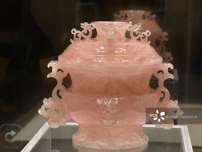 芙蓉石蟠螭耳炉图片素材