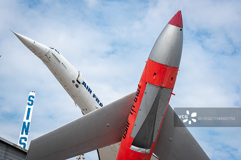 两架飞机并列展示，左边白色飞机印有“Air France”标志，右边红灰飞机尾部有“Douglas”图片素材