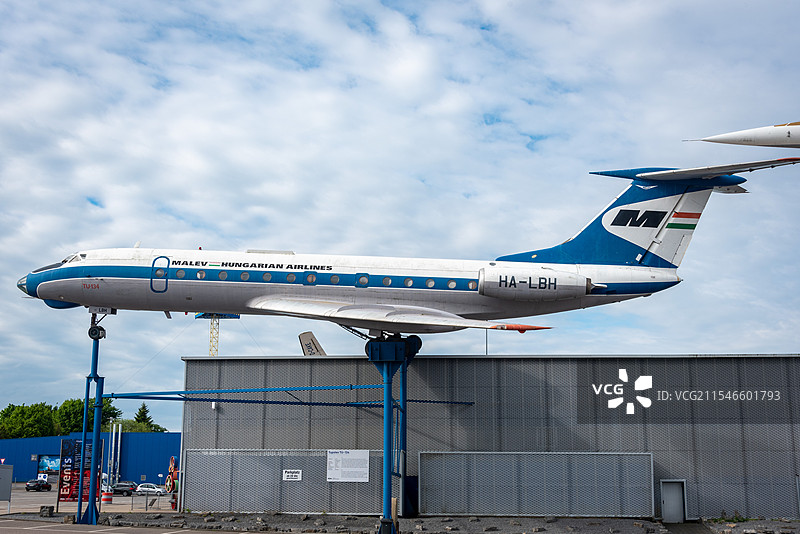 一架Malev Hungarian Airlines的客机静静停放在户外图片素材