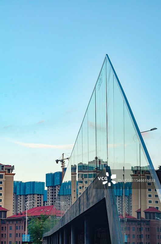 青岛创客公园里的玻璃楼梯，倒影城市高楼图片素材