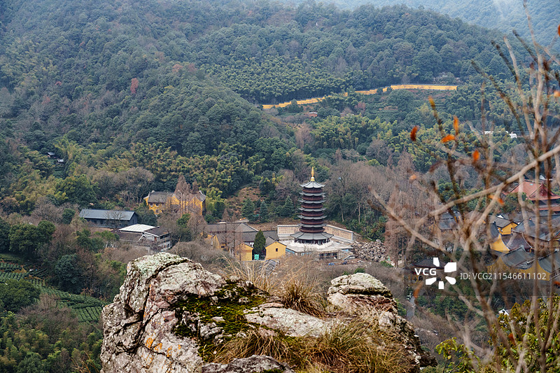 从鹰嘴崖远眺上天竺法喜寺，另一个方向还能看到西湖一角图片素材
