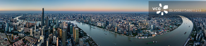黄浦江蜿蜒流淌 上海浦江东岸滨水空间鸟瞰 陆家嘴-北外滩-杨浦滨江 人民城市生态文明发展空间规划图片素材