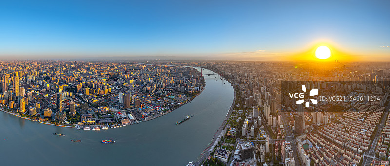 日出河流穿越城市 杨浦滨江 上海黄浦江两岸滨水空间 浦江东岸鸟瞰 人民城市生态文明发展空间规划图片素材