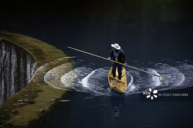 荔波小七孔船夫图片素材