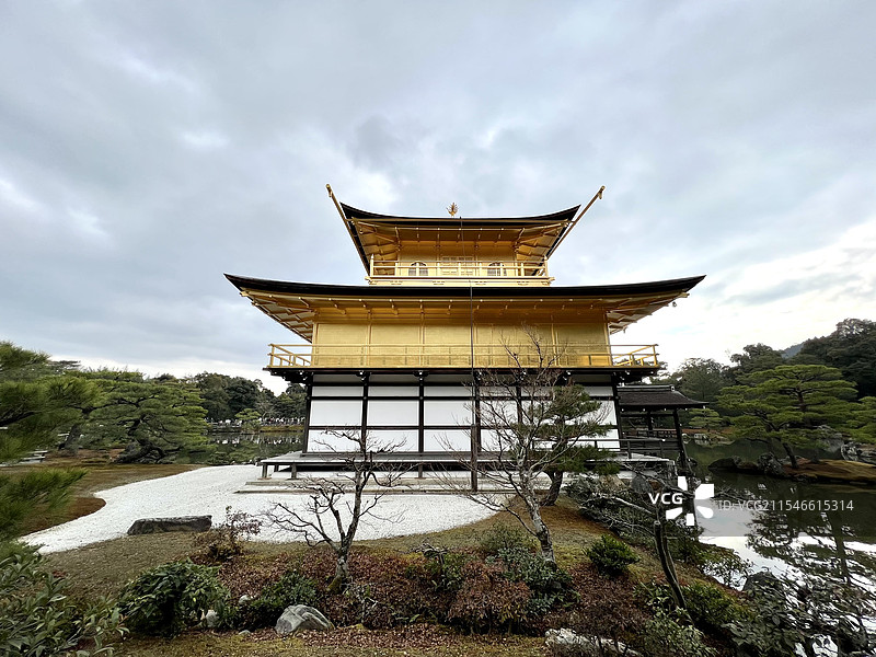 日本京都著名的世界文化遗产金阁寺（鹿苑寺）图片素材