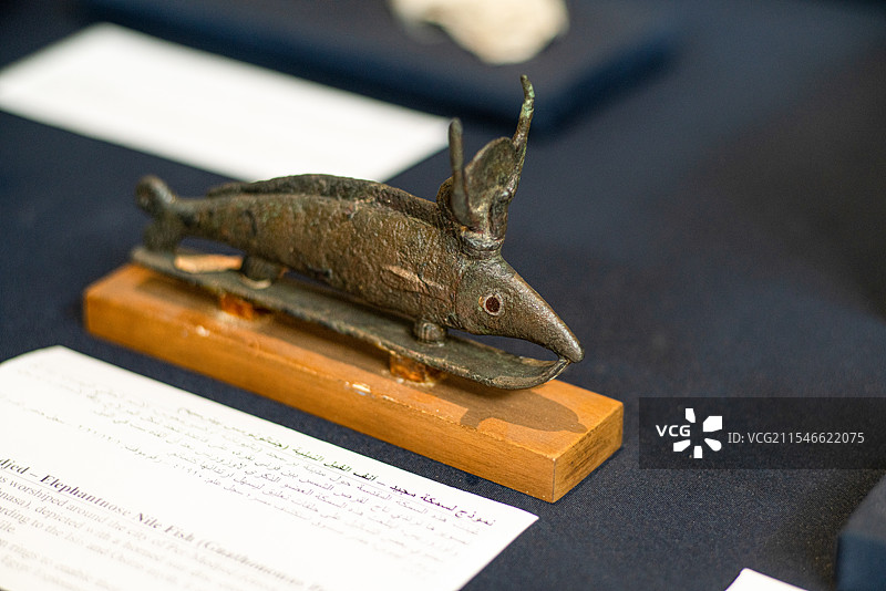 埃及开罗著名旅游景点埃及博物馆展览重要文物——尼罗河象鼻鱼神小雕像图片素材