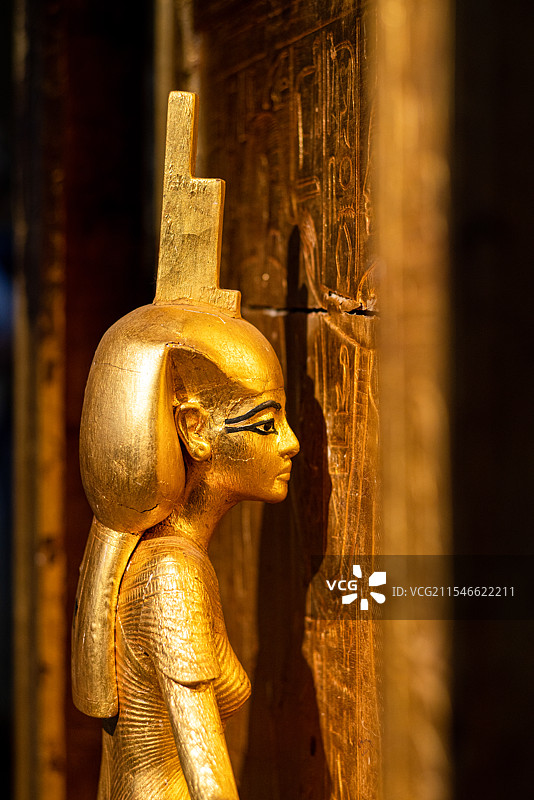 埃及开罗埃及博物馆展览重要文物——第十八王朝图坦卡蒙的卡诺匹克罐外护卫金棺的女神奈芙蒂斯特写图片素材